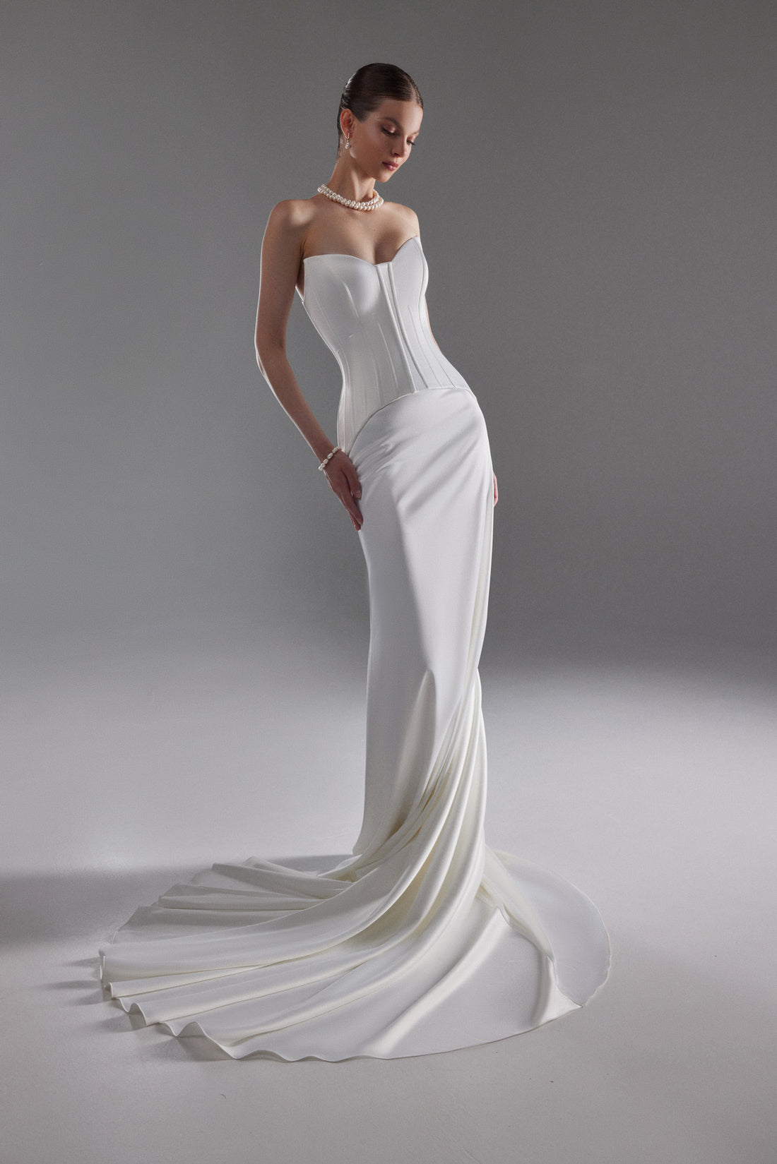 Modern Strapless Corset Wedding Dress Eliana Sleek with Sweetheart Neckline & Train
