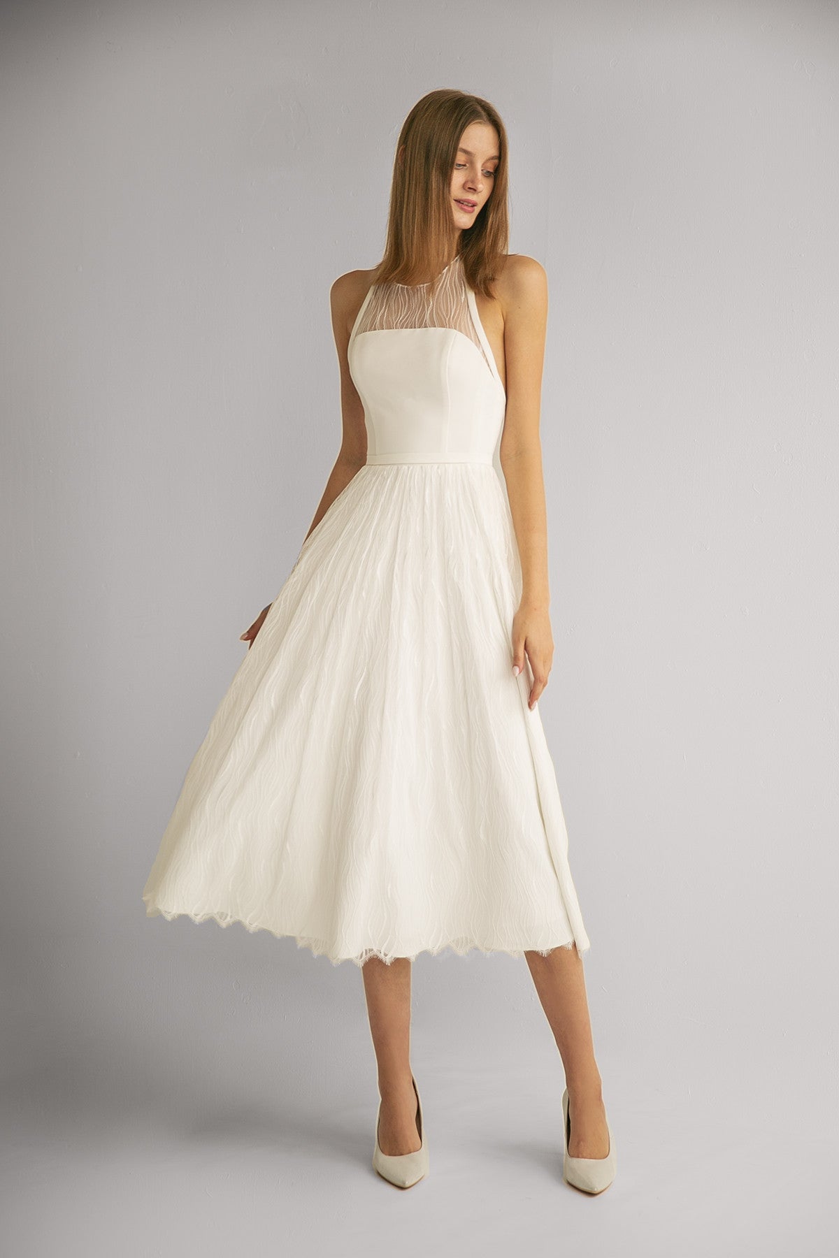 Midi Halter Neck Lace Wedding Dress Naomi 4 US (36 EU) / Dark Ivory Midi Halter Neck Lace Wedding Dress Naomi 4 US (36 EU) / Dark Ivory