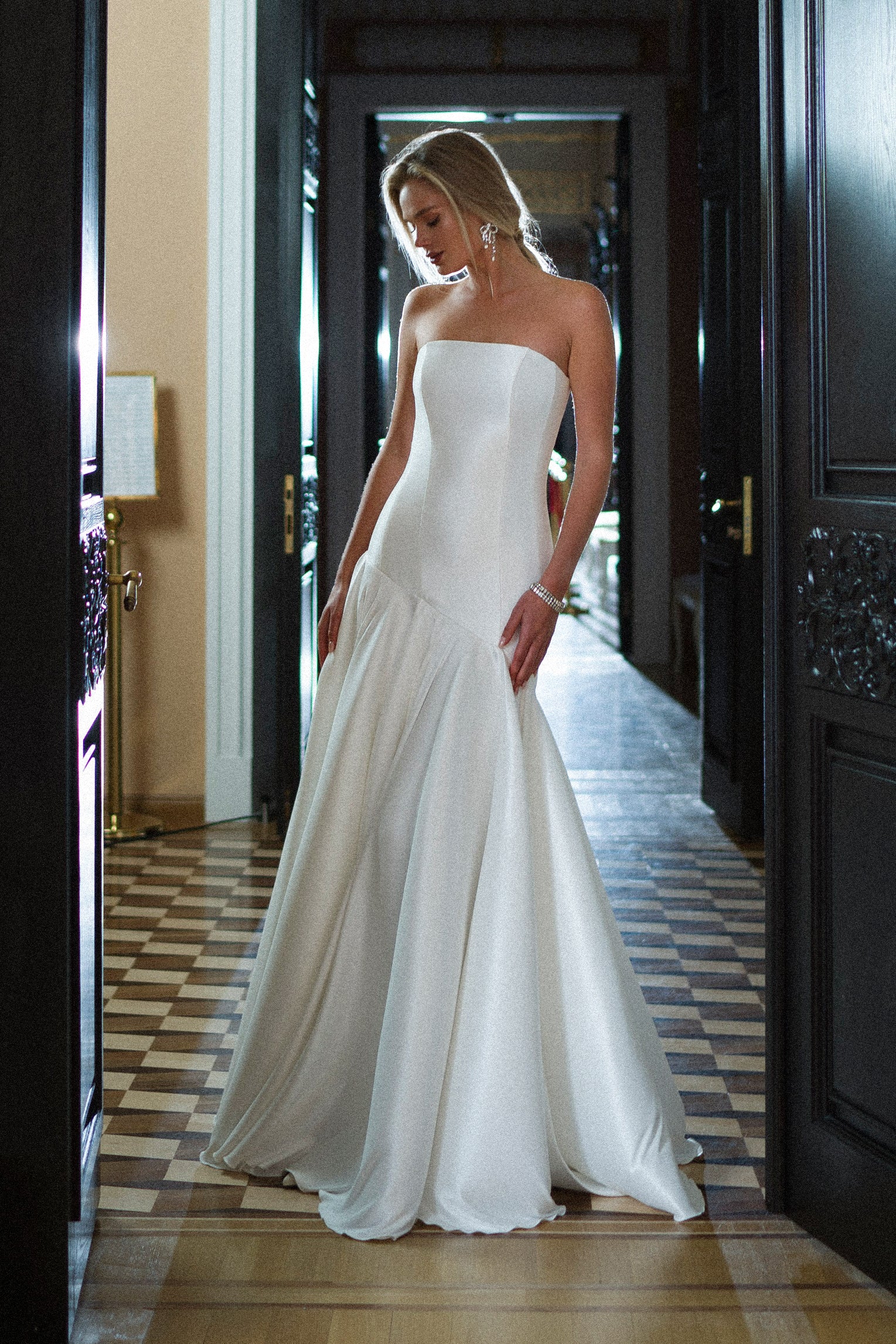 Strapless A-line Mikado Wedding Dress Holly 16 US (48 EU) / Off-white Strapless A-line Mikado Wedding Dress Holly 16 US (48 EU) / Off-white